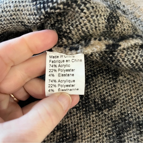 Lyla & Like v neck tan and black oversized sweater size medium - Picture 9 of 9